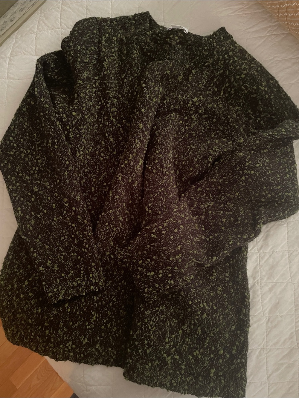J.Jill super cute dark green & olive popcorn detailed crew neck pullover